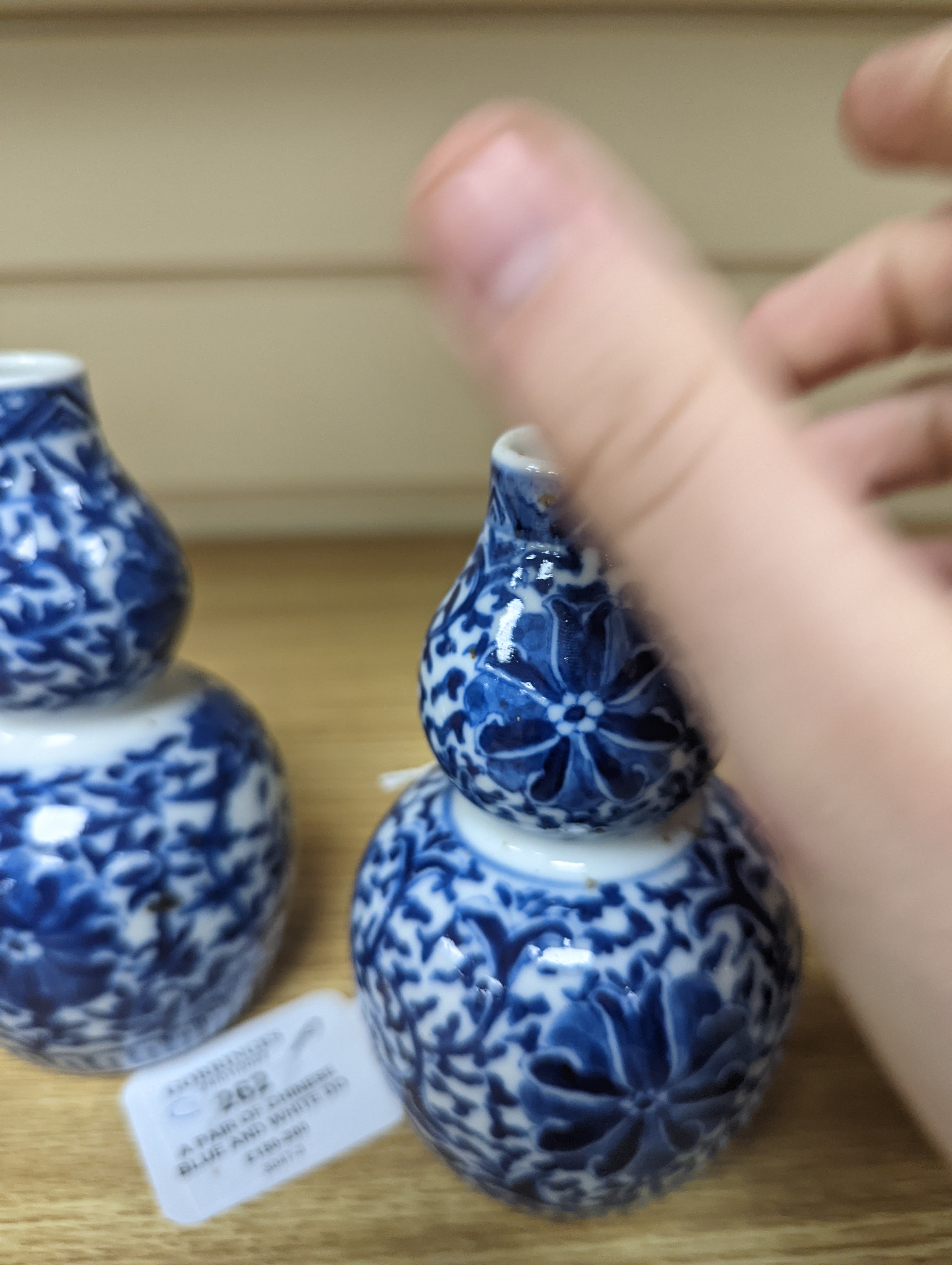 A pair of Chinese blue and white double-gourd small vases 14cm